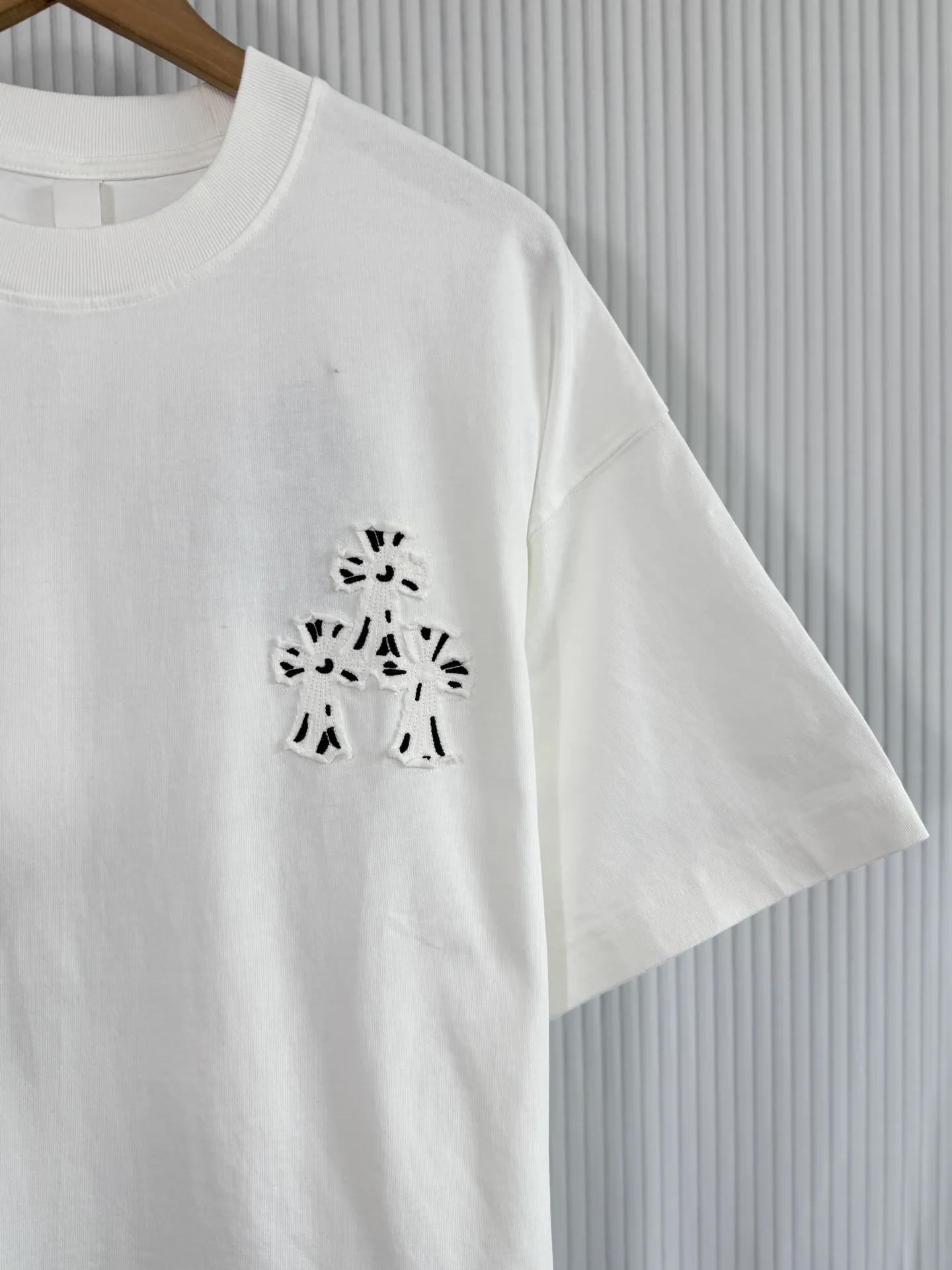 P200 ch high version Chrome Hearts 2025 spring and summer new cross patch washed short-sleeved T-shirt, fabric: 26 double yarns, 320 grams weight, cross patch embroidery, heavy washing Printing process: patch embroidery Color: black white Size: S M L XL Style number: 5132